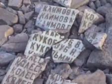 В соцсетях сообщили о засыпке дорожной ямы осколками памятника героям войны