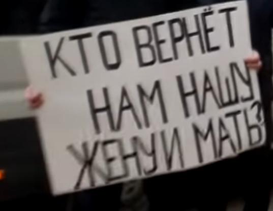 Родственники умершей женщины приехали на катафалке с ее телом к администрации Рязани (видео)