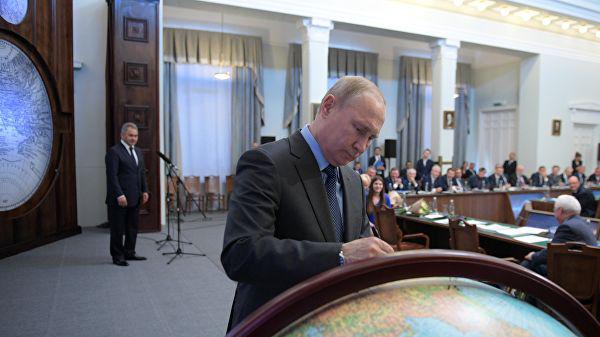Путин оставил автограф на глобусе русского первенства