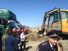 У лагеря дальнобойщиков в Ростовской области начали экстренный ремонт дороги