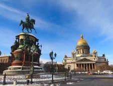 Кража, обсчет и падение из окна. Неприятности болельщиков в Петербурге продолжаются