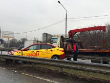 У аэропорта Шереметьево такси перелетело за ограждение